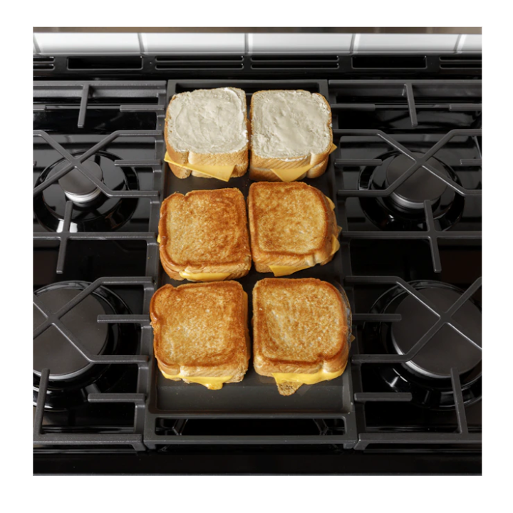 GE 30-in 5 burners 5.3-cu ft Air Fry Convection Oven Freestanding Natural Gas Range ( White )