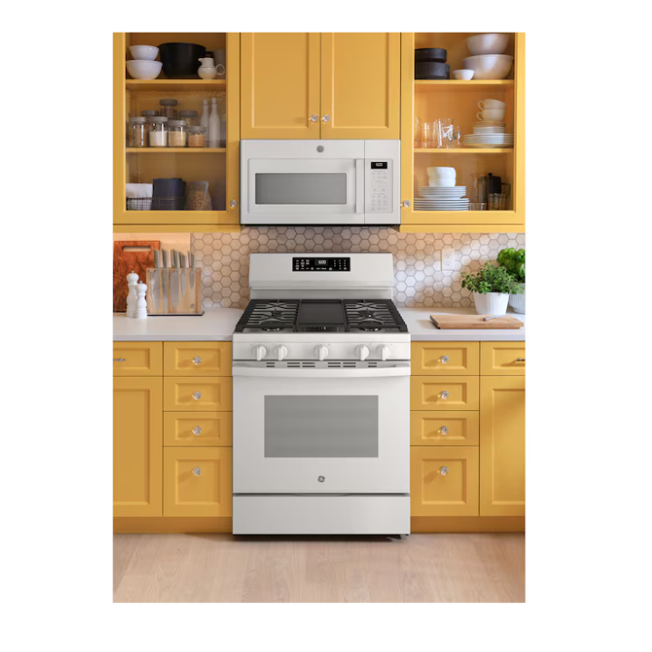 GE 30-in 5 burners 5.3-cu ft Air Fry Convection Oven Freestanding Natural Gas Range ( White )